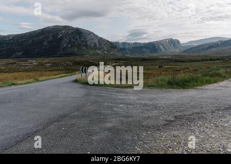 Leere Hochlandstraße in der Nähe von Loch Eriboll in Schottland, die Teil der weltberühmten Touristenroute ist, der North Coast 500. Stockfoto