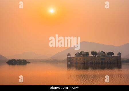 Ruhiger Morgen im Jal Mahal Water Palace bei Sonnenaufgang in Jaipur. Rajasthan, Indien Stockfoto