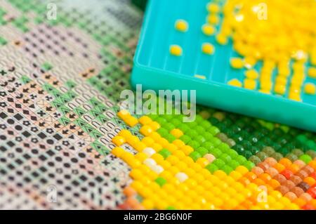 Sammeln Diamant-Stickerei, Diamant-Mosaik. Farbige Kristalle. Stockfoto