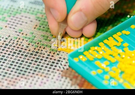 Sammeln Diamant-Stickerei, Diamant-Mosaik. Farbige Kristalle. Stockfoto