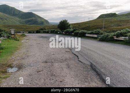 Öffentliches Telefon auf einer abgelegenen Hochlandstraße nicht weit von Kyle of Durness in Schottland, Teil der weltberühmten Road Trip Route, der North Coast 500. Stockfoto