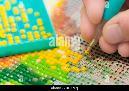 Sammeln Diamant-Stickerei, Diamant-Mosaik. Farbige Kristalle. Stockfoto