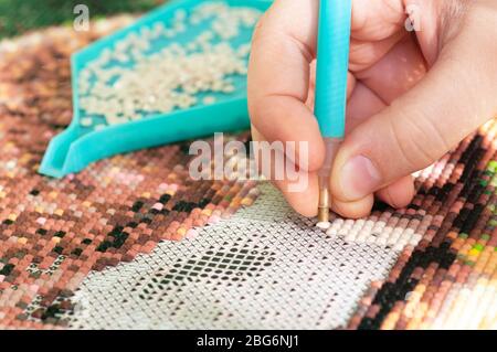 Sammeln Diamant-Stickerei, Diamant-Mosaik. Farbige Kristalle. Stockfoto