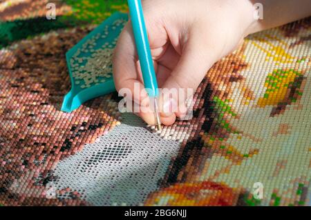 Sammeln Diamant-Stickerei, Diamant-Mosaik. Farbige Kristalle. Stockfoto