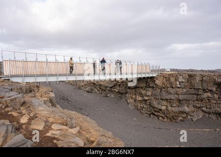 Die Brücke zwischen den Kontinenten, Halbinsel Reykjanes, Island, wo der Mittelatlantische Rücken auf dem isländischen Festland an Land kommt. Stockfoto