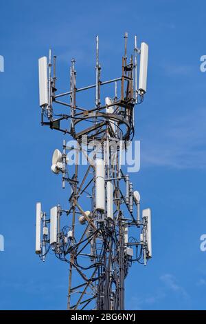 Richtantennen für Mobiltelefone an der Spitze eines Mastes Stockfoto
