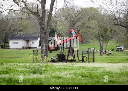 Luling, USA. April 2020. Das am 12. März 2019 aufgenommene Dateifoto zeigt eine in Betrieb genommene Ölpumpe in Luling, Texas, USA. Die Ölpreise in den USA wurden am 20. April 2020 negativ. West Texas Intermediate Rohöl für Mai Lieferung abgeworfen mehr als 300 Prozent auf -37,63 US-Dollar pro Barrel an der New York Mercantile Exchange zu begleichen. Kredit: Wang Ying/Xinhua/Alamy Live News Stockfoto