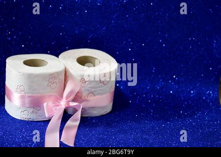 Rollen Toilettenpapier auf glitzerblauem Hintergrund Stockfoto