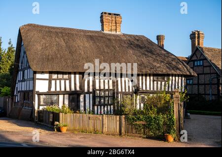 Das reetgedeckte Häuschen von 1390, angeblich Jagdschloss König Henry VI in Lindfield, West Sussex, Großbritannien. Stockfoto