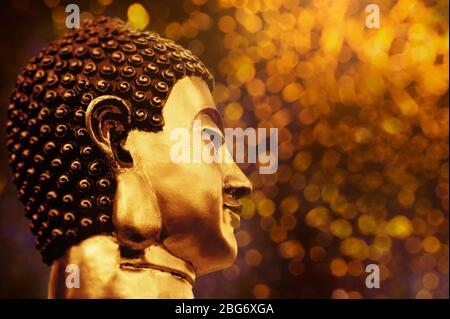 Buddha Kopfprofil in Gold. Feier Religiösen Festival Konzept Stockfoto