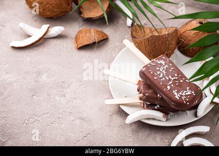 Kokosnusspopskel in Schokoladenglasur Stockfoto