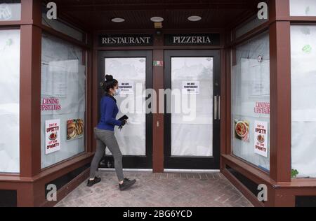 Annapolis, Usa. April 2020. Eine Frau versucht, während der Coronavirus COVID-19-Pandemie in Annapolis, Maryland, am Montag, den 20. April 2020, in einen geschlossenen Pizzabaden zu gehen. Foto von Kevin Dietsch/UPI Stockfoto