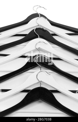 Schwarz-weiße Kleiderbügel isoliert auf weiß Stockfoto