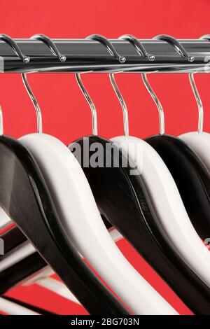 Schwarz-weiße Kleiderbügel auf farbigem Hintergrund Stockfoto
