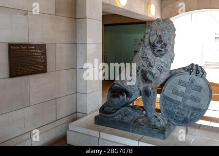 Einer der Menin Gate Lions, der von Ypern an das Australian war Memorial verschenkt wurde Stockfoto