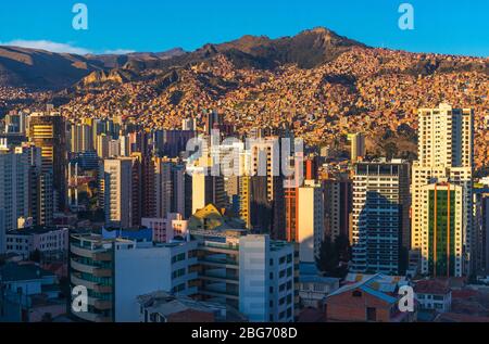 Stadtbild von La Paz mit seiner modernen urbanen Skyline und Wolkenkratzern bei Sonnenuntergang, Anden, Bolivien. Stockfoto