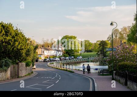 Blick von der High Street auf den Teich und das gemeinsame in der historischen Dorf Lindfield, West Sussex, England. Stockfoto