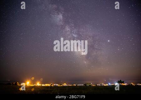 Atemberaubende Nacht Sterne Milchstraße und Camping in der Nähe der Adria in Kroatien Hintergrund, expore Reisen Stockfoto