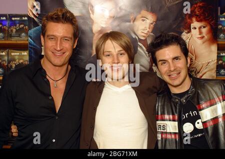 Robert Gant, Harris Allan und Hal Sparks beim DVD-Signing für 'Queer as Folk' - die dritte Staffel - im TLA Video's Locust Street Store in Philadelphia, PA. März 2004. Quelle: Scott Weiner/MediaPunch Stockfoto