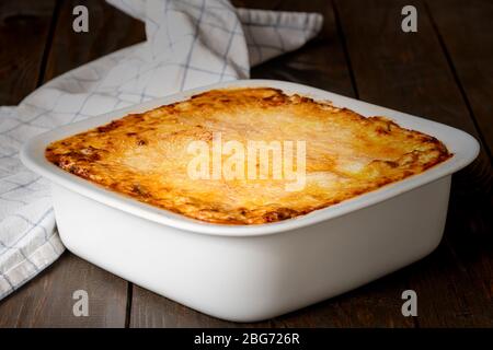 Klassische italienische Lasagne Topf ist auf Holztisch, gesunde Lebensmittel Stockfoto