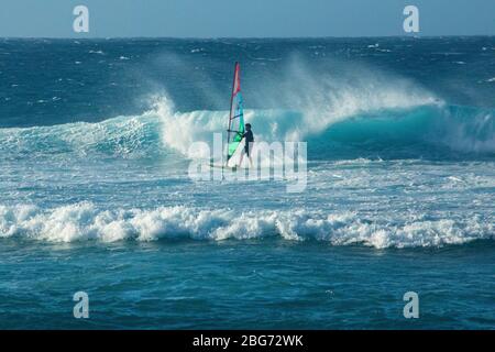 Windsurfen Surfen in Hookipa Beach, weltberühmte Windsurfen und Surfen Reiseziel Maui Hawaii Stockfoto