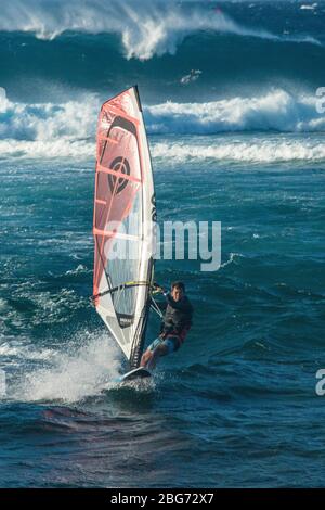 Windsurfen Surfen in Hookipa Beach, weltberühmte Windsurfen und Surfen Reiseziel Maui Hawaii Stockfoto