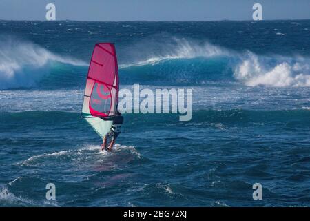 Windsurfen Surfen in Hookipa Beach, weltberühmte Windsurfen und Surfen Reiseziel Maui Hawaii Stockfoto