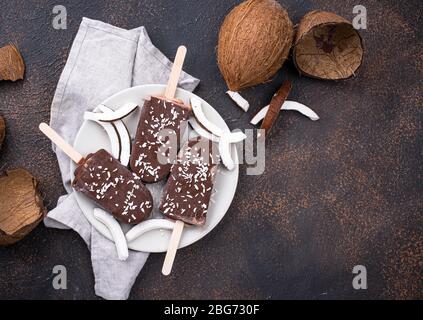 Kokosnusspopskel in Schokoladenglasur Stockfoto