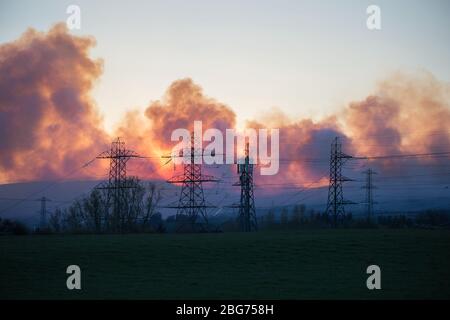 Kilpatrick Hills, Duntochter, Glasgow, Großbritannien. April 2020. Im Bild: Riesige Rauchwolken aus einem massiven Waldfeuer mit massiven Flammen auf den Kilpatrick-Hügeln in Glasgow. Quelle: Colin Fisher/Alamy Live News Stockfoto