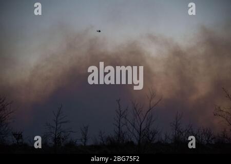 Kilpatrick Hills, Duntochter, Glasgow, Großbritannien. April 2020. Im Bild: Riesige Rauchwolken aus einem massiven Waldfeuer mit massiven Flammen auf den Kilpatrick-Hügeln in Glasgow. Quelle: Colin Fisher/Alamy Live News Stockfoto