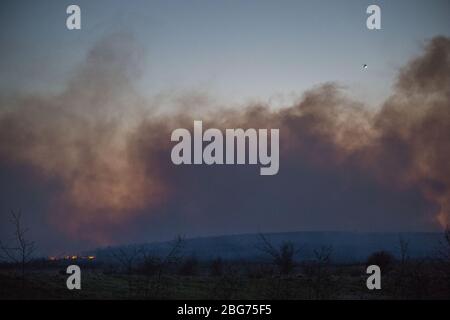 Kilpatrick Hills, Duntochter, Glasgow, Großbritannien. April 2020. Im Bild: Riesige Rauchwolken aus einem massiven Waldfeuer mit massiven Flammen auf den Kilpatrick-Hügeln in Glasgow. Quelle: Colin Fisher/Alamy Live News Stockfoto