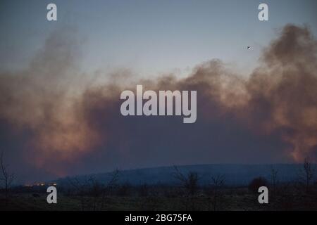 Kilpatrick Hills, Duntochter, Glasgow, Großbritannien. April 2020. Im Bild: Riesige Rauchwolken aus einem massiven Waldfeuer mit massiven Flammen auf den Kilpatrick-Hügeln in Glasgow. Quelle: Colin Fisher/Alamy Live News Stockfoto