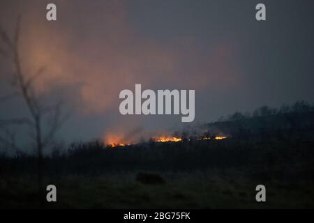 Kilpatrick Hills, Duntochter, Glasgow, Großbritannien. April 2020. Im Bild: Riesige Rauchwolken aus einem massiven Waldfeuer mit massiven Flammen auf den Kilpatrick-Hügeln in Glasgow. Quelle: Colin Fisher/Alamy Live News Stockfoto