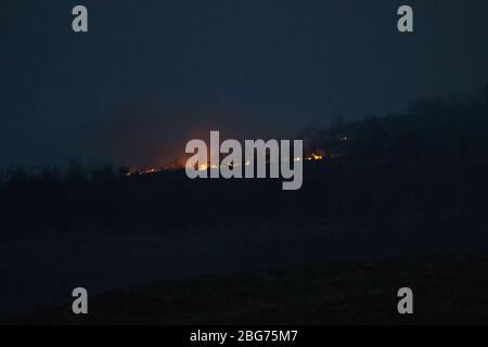 Kilpatrick Hills, Duntochter, Glasgow, Großbritannien. April 2020. Im Bild: Riesige Rauchwolken aus einem massiven Waldfeuer mit massiven Flammen auf den Kilpatrick-Hügeln in Glasgow. Quelle: Colin Fisher/Alamy Live News Stockfoto