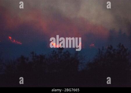 Kilpatrick Hills, Duntochter, Glasgow, Großbritannien. April 2020. Im Bild: Riesige Rauchwolken aus einem massiven Waldfeuer mit massiven Flammen auf den Kilpatrick-Hügeln in Glasgow. Quelle: Colin Fisher/Alamy Live News Stockfoto