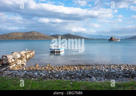 Segelboot im friedlichen Golf von Elounda, Kreta, Griechenland verankert. Stockfoto