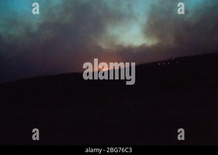 Kilpatrick Hills, Duntochter, Glasgow, Großbritannien. April 2020. Im Bild: Riesige Rauchwolken aus einem massiven Waldfeuer mit massiven Flammen auf den Kilpatrick-Hügeln in Glasgow. Quelle: Colin Fisher/Alamy Live News Stockfoto
