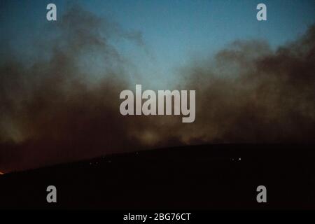 Kilpatrick Hills, Duntochter, Glasgow, Großbritannien. April 2020. Im Bild: Riesige Rauchwolken aus einem massiven Waldfeuer mit massiven Flammen auf den Kilpatrick-Hügeln in Glasgow. Quelle: Colin Fisher/Alamy Live News Stockfoto