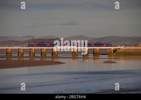 FirstGroup TransPennine Express-Zug über den Arnside Viaduct über die Flussmündung des Kent, auf der malerischen Küstenbahnlinie Cumbrian Stockfoto