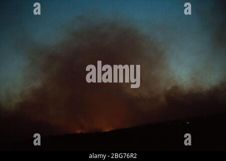 Kilpatrick Hills, Duntochter, Glasgow, Großbritannien. April 2020. Im Bild: Riesige Rauchwolken aus einem massiven Waldfeuer mit massiven Flammen auf den Kilpatrick-Hügeln in Glasgow. Quelle: Colin Fisher/Alamy Live News Stockfoto