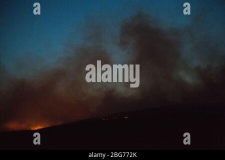 Kilpatrick Hills, Duntochter, Glasgow, Großbritannien. April 2020. Im Bild: Riesige Rauchwolken aus einem massiven Waldfeuer mit massiven Flammen auf den Kilpatrick-Hügeln in Glasgow. Quelle: Colin Fisher/Alamy Live News Stockfoto