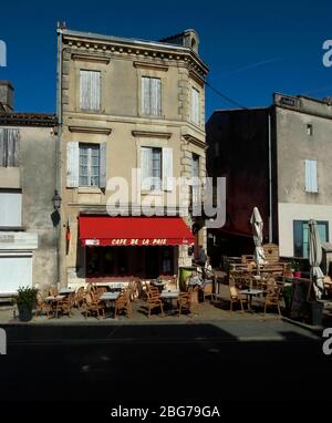 AJAXNETPHOTO. 2019. DURAS, LOT ET GARONNE, AQUITAINE, FRANKREICH. - CAFE DE LA PAIX - IN DER NÄHE DES CHATEAU DE DURAS.FOTO:JONATHAN EASTLAND/AJAX REF:GR191510 9714 Stockfoto