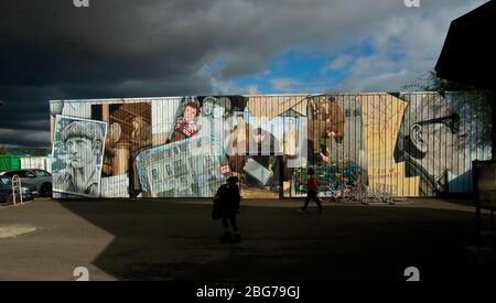 AJAXNETPHOTO. 2019. LESCAR-PAU, ATLANTIC PYRENEEES, FRANKREICH. - BRIC-A-BRAC ART - KUNSTWERK WANDGEMÄLDE AUF EINEM 20 METER LANGEN SCHOTTERWERK IM RECYCLING-ZENTRUM LÉSCAR EMMAUS IN DER NÄHE DER STADT PAU.FOTO:JONATHAN EASTLAND/AJAX REF:GR191510 9690 Stockfoto