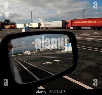 AJAXNETPHOTO. OKTOBER 2019. DUNKERQUE, FRANKREICH. - STRASSENGÜTERWAGEN, DIE IM HAFEN PARKEN UND AUF EINE CROSS CHANNEL FÄHRE NACH DOVER WARTEN.FOTO:JONATHAN EASTLAND/AJAX REF:GR4191510 9735 Stockfoto