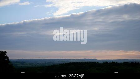 AJAXNETPHOTO. 2019. PEN SELWOOD, SOMERSET, ENGLAND. - MOVING FRONT - NIEDRIGE STRATUS WOLKE SCHWEBT ÜBER SOMERSET LANDSCHAFT AM TAGE ENDE. FOTO: JONATHAN EASTLAND/AJAXREF:GX8 192405 279 Stockfoto