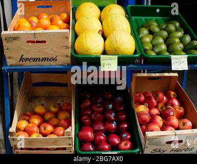 AJAXNETPHOTO. 2018. WORTHING, ENGLAND. - OBST-DISPLAY - ORANGEN, GELBE MELONEN, AVOCADO UND ÄPFEL AUF DEM DISPLAY AUSSERHALB LEBENSMITTELGESCHÄFT.FOTO:JONATHAN EASTLAND/AJAX REF:GX8 182807 959 Stockfoto