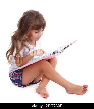 Kleines Mädchen auf dem Boden mit Buch isoliert auf weiß Stockfoto