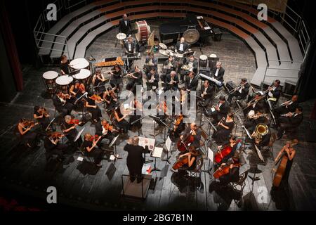 Overhead-Ansicht des Dirigenten führenden klassischen Orchester (alle Modell veröffentlicht) in der Performance. Stockfoto