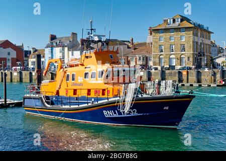 Weymouth, Dorset / UK - Oktober 10 2018: Weymouth's Severn Class RNLI Rettungsboot 'Ernest and Mabel' No 17-32 liegt im Weymouth Harbour Stockfoto