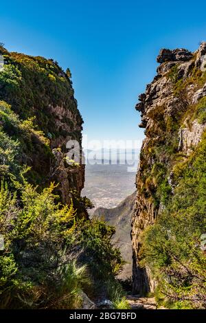 Spektakuläre Aussicht auf Kapstadt vom Tafelberg während der Wintersaison Stockfoto